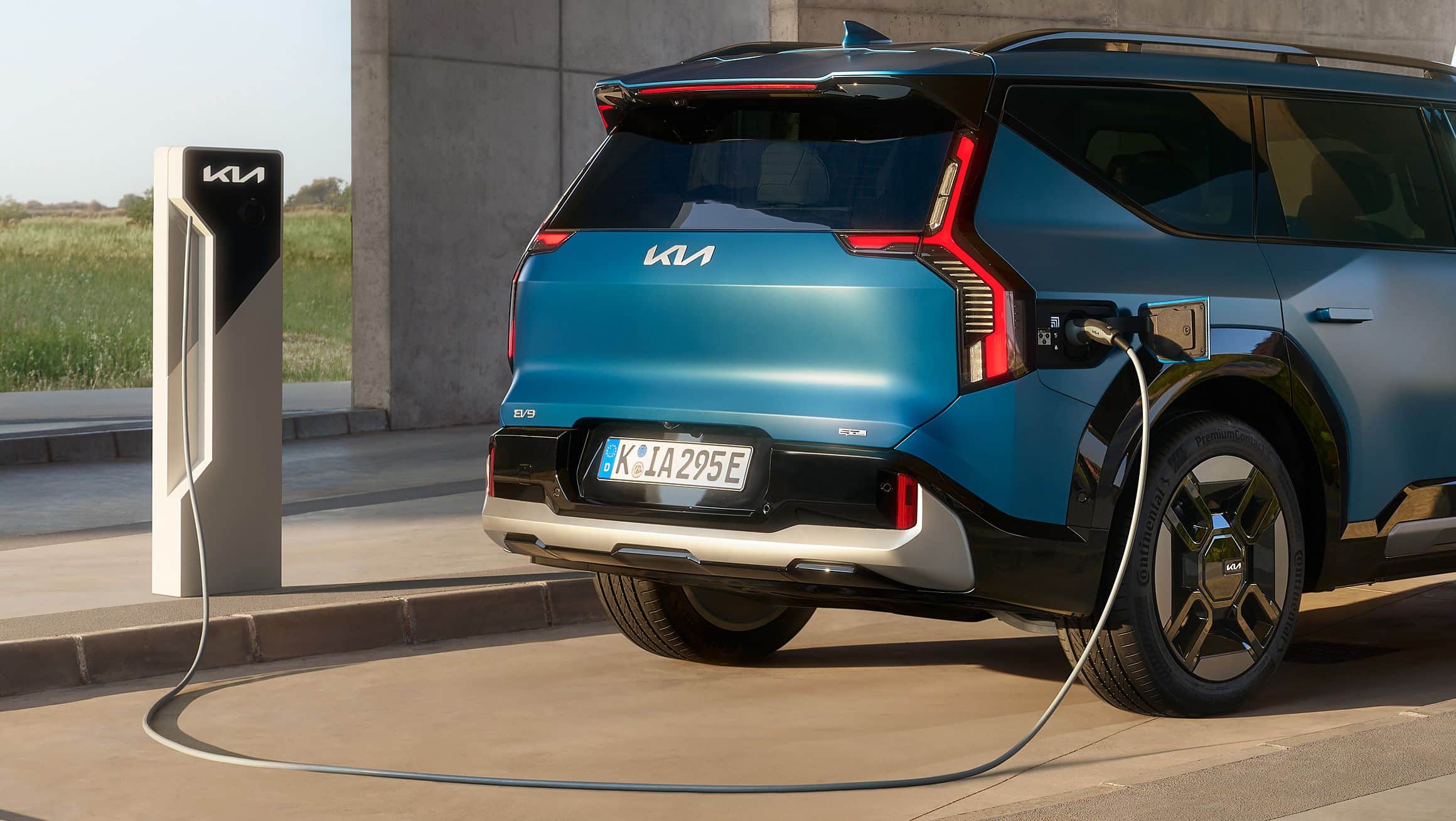 Elektroauto beim Laden – Autohaus Schirmer