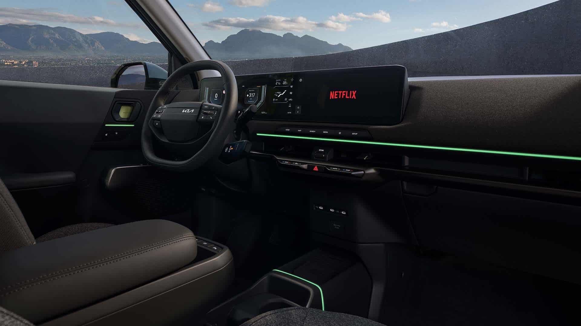 Innenraum des Kia EV2 Elektro-SUV mit Infotainment-Display und grüner Ambientebeleuchtung in der Detailansicht