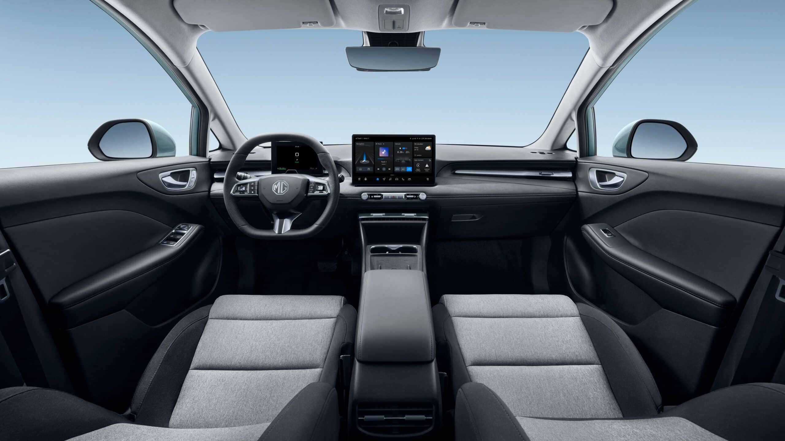 Ein MG4 Electric Urban Interior mit hellgrauen Stoffsitzen, einem minimalistischen dunklen Armaturenbrett und zwei digitalen Displays