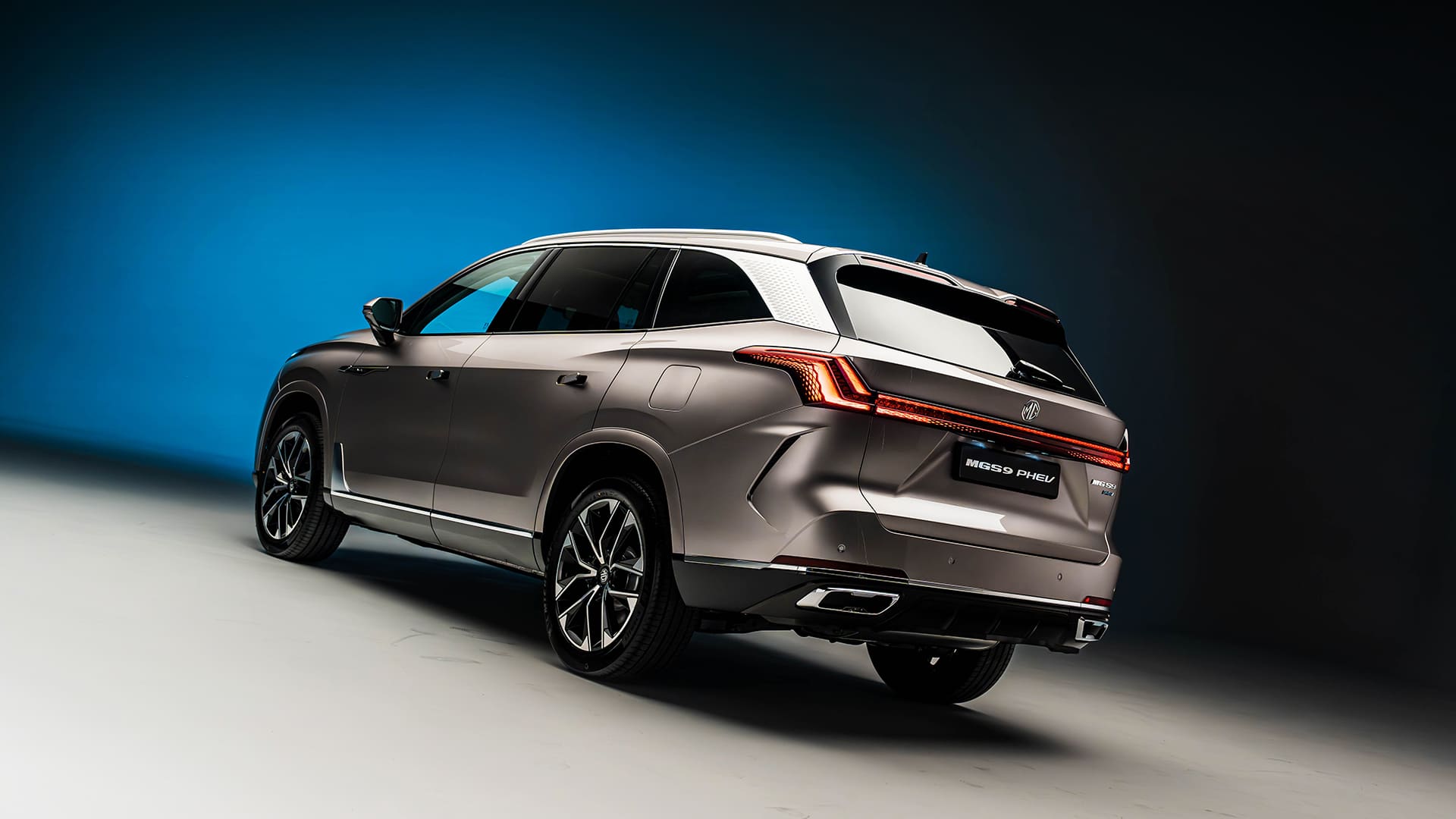 Heckansicht eines silbernen MG S9 PHEV