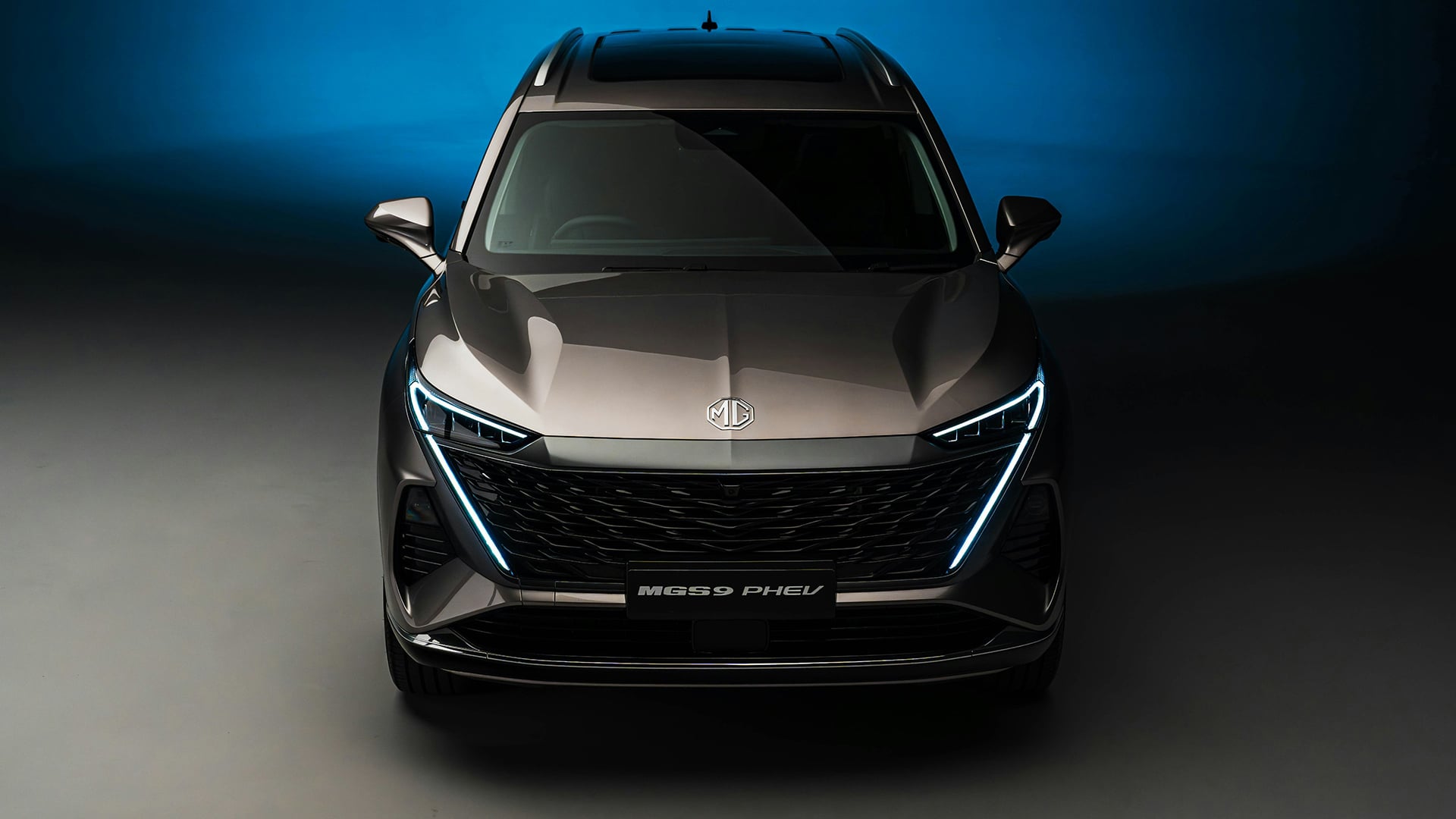 Frontansicht eines silbernen MG S9 PHEV