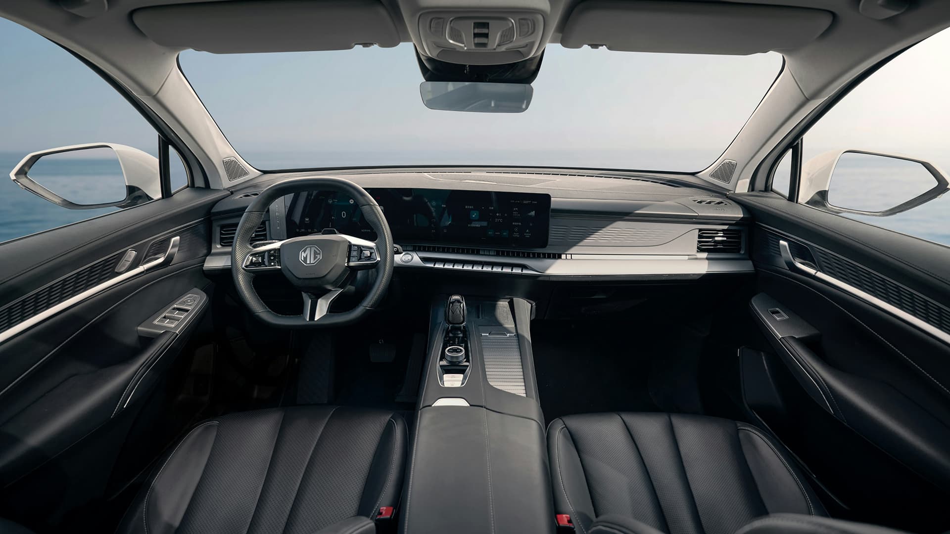 Das Interieur des MG S9 PHEV mit einem schwarzen Cockpit, einem extrem breiten digitalen Panorama-Display über die gesamte Breite des Armaturenbretts und hochwertigen Ledersitzen