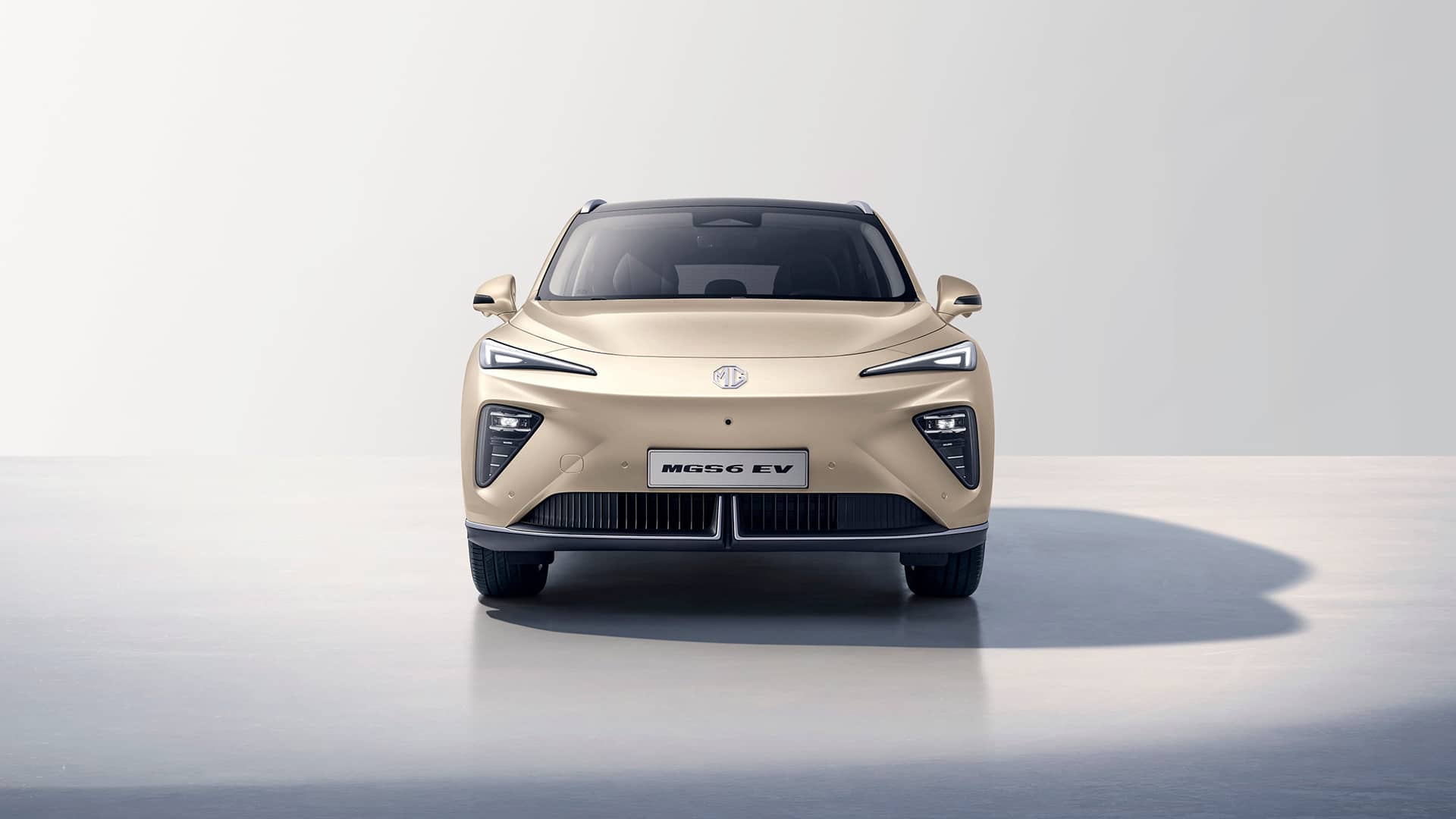 Direkte Frontansicht eines beigefarbenen MG S6 EV Elektro-SUVs