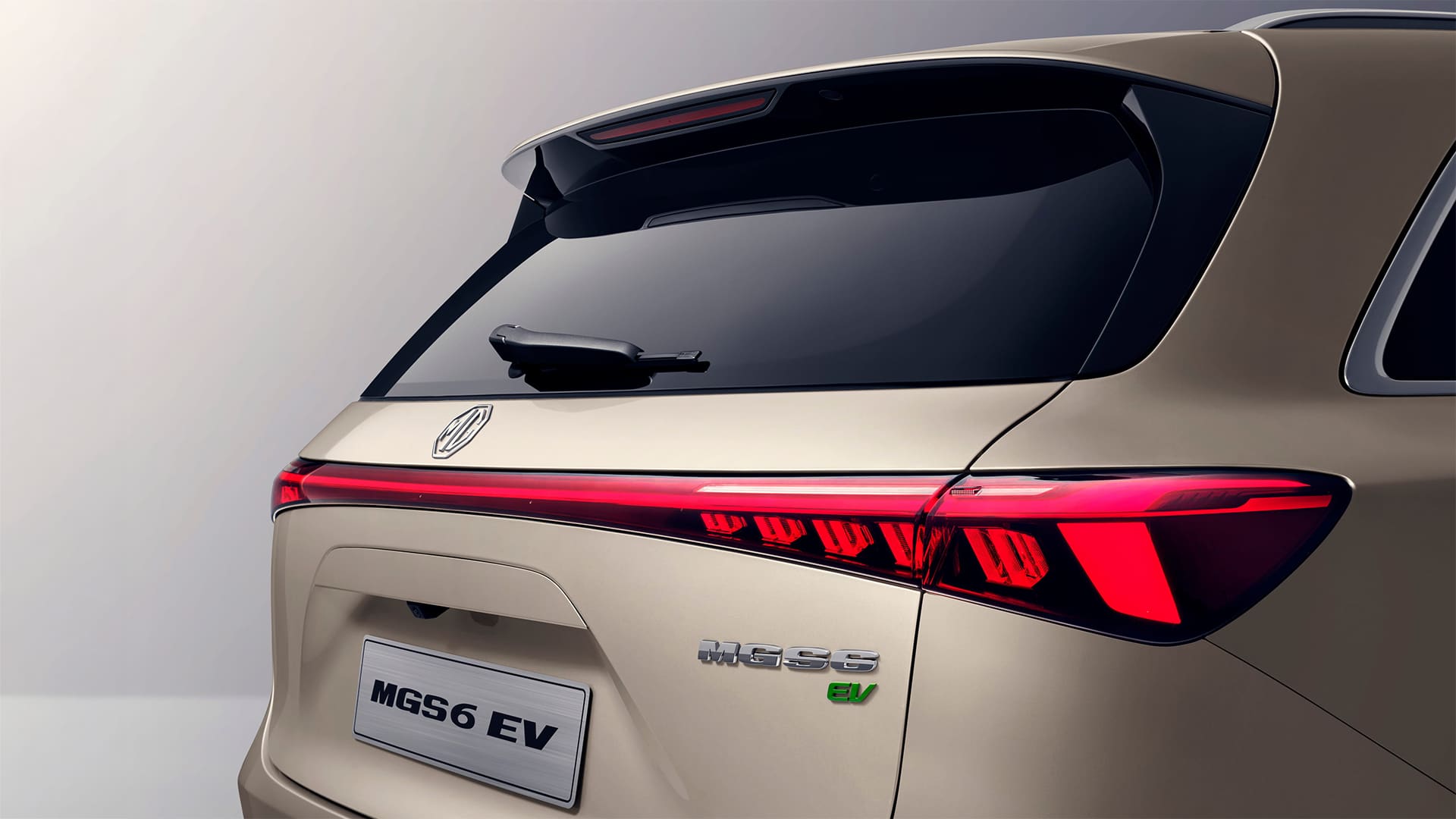 Detailansicht des Heckbereichs des beigefarbenen MG S6 EV