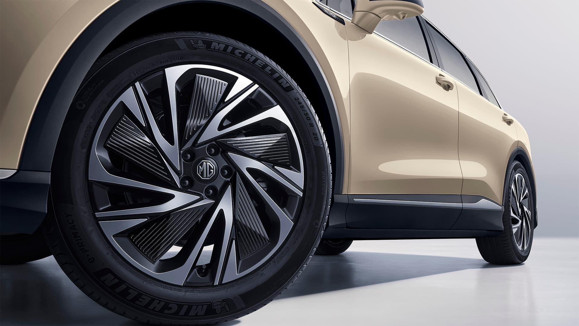 Detailaufnahme der aerodynamischen Alufelge des MG S6 EV