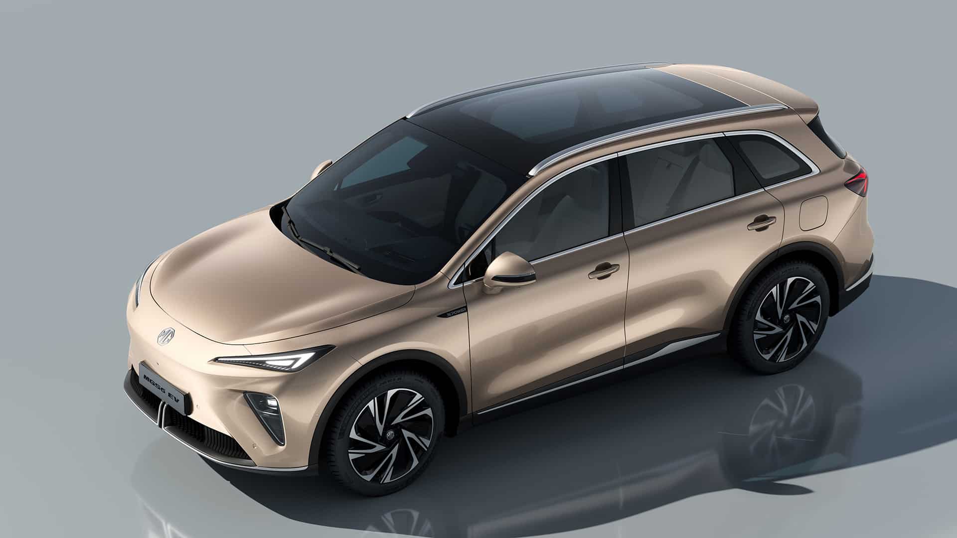 Ein beigefarbener MG S6 EV Elektro-SUV in der Vogelperspektive (Schrägansicht), der das große Panorama-Glasdach und das aerodynamische Design
