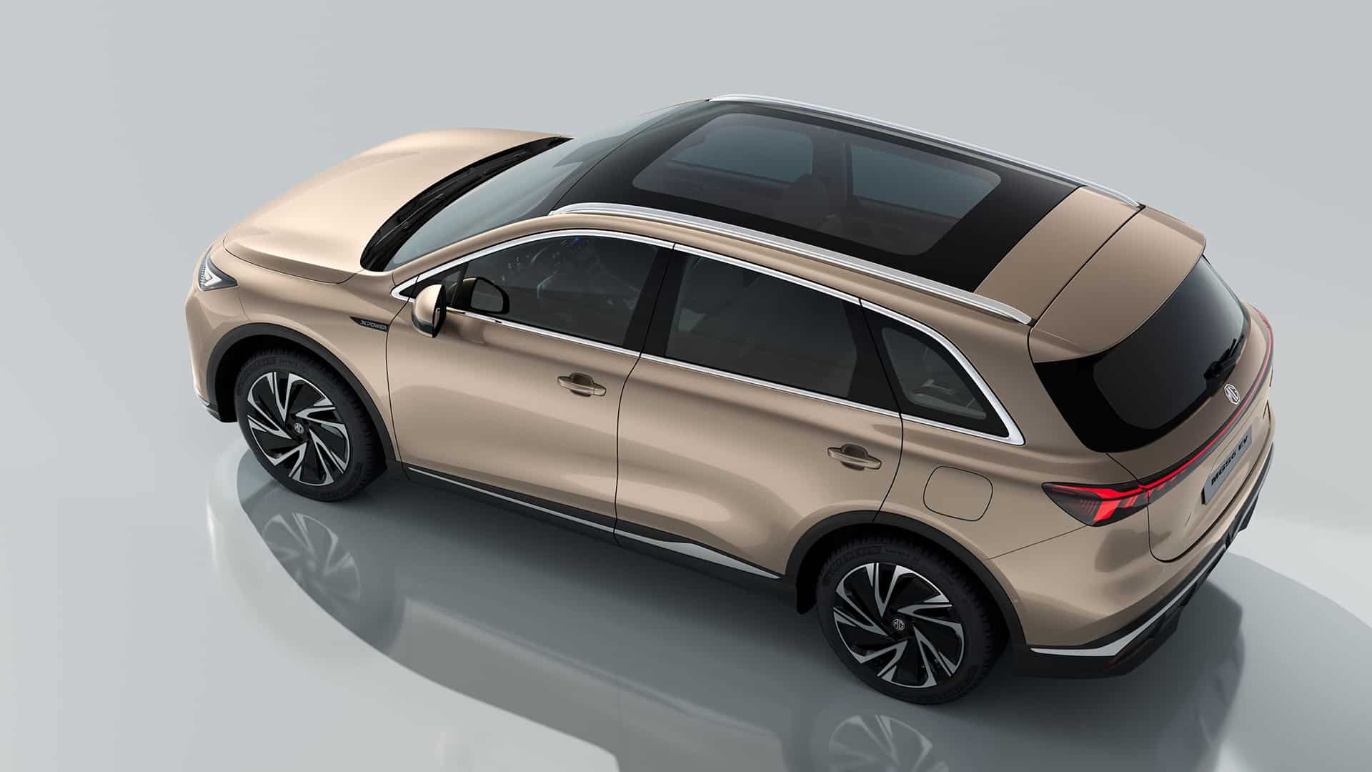 Ein beigefarbener MG S6 EV Elektro-SUV in der Heck-Seitenansicht aus erhöhter Perspektive
