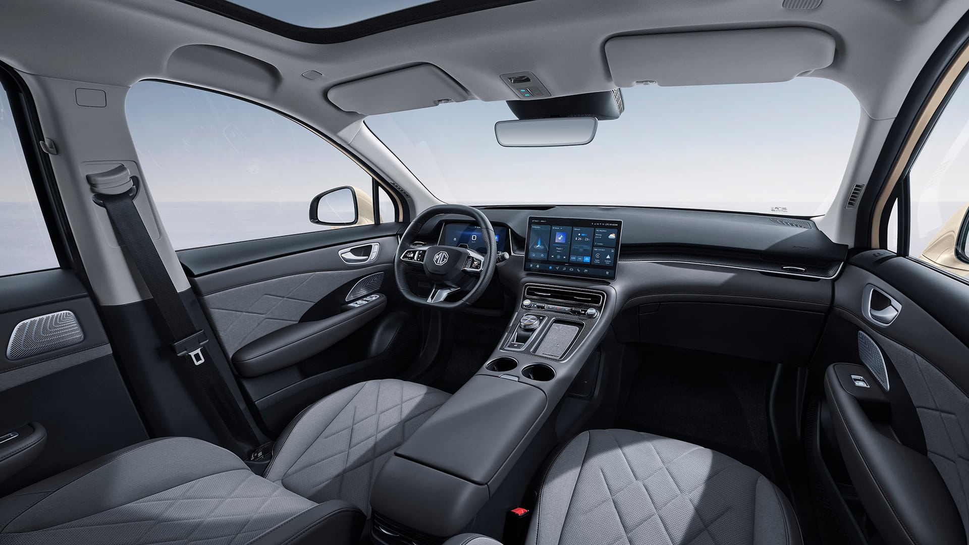 Das Interieur des MG S6 EV mit grau gemusterten Sitzen, einer hohen Mittelkonsole und einem großen zentralen Touchscreen, aufgenommen unter einem Panorama-Glasdach